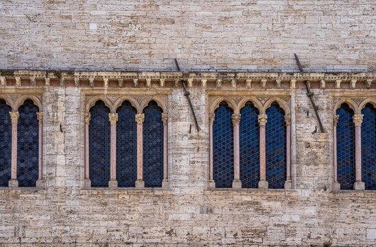 Gothic mullioned windows on the facadeof Palazzo dei Priori along Corso Vannucci, seat of the Galleria Nazionale dell'Umbria, Umbria, Italy. 