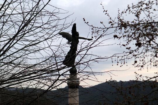 Statua alata di angelo