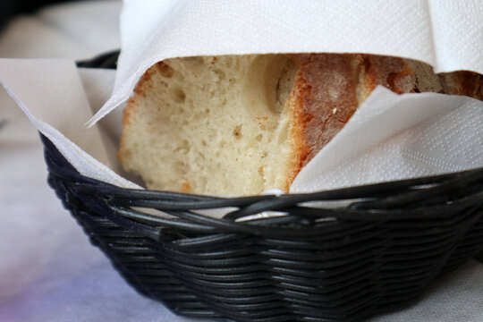 Pane bianco in cesta su una tavola apparecchiata 