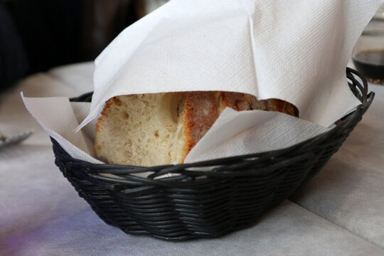 Pane bianco in cesta su una tavola apparecchiata 