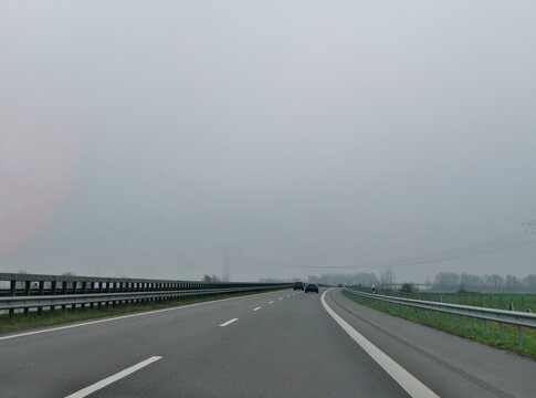 Autobahn im Nebel in Ostfriesland