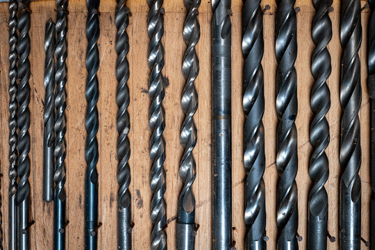 Bohrer auf Holzbrett