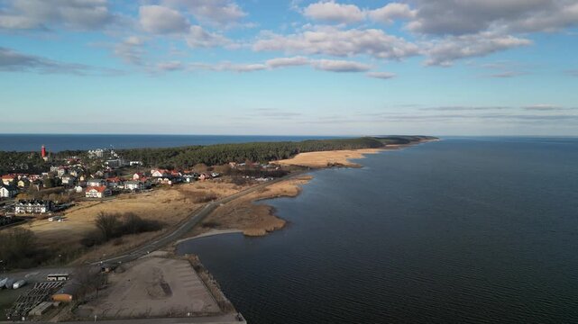 Krynica Morska - Polska - piękny słoneczny dzień miasteczko nagrane dronem, plażą, Zalew Wiślany, morze Bałtyckie, port, piękne widoki