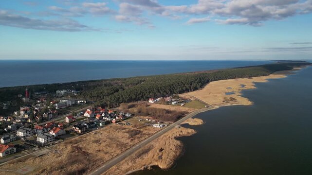 Krynica Morska - Polska - piękny słoneczny dzień miasteczko nagrane dronem, plażą, Zalew Wiślany, morze Bałtyckie, port, piękne widoki