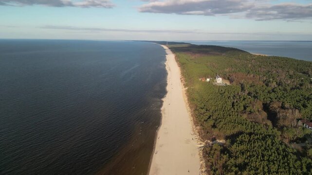 Krynica Morska - Polska - piękny słoneczny dzień miasteczko nagrane dronem, plażą, Zalew Wiślany, morze Bałtyckie, port, piękne widoki