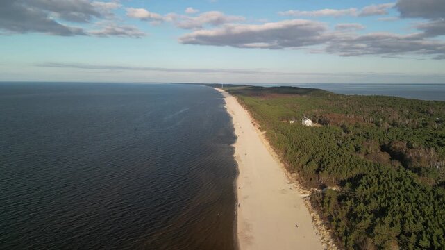 Krynica Morska - Polska - piękny słoneczny dzień miasteczko nagrane dronem, plażą, Zalew Wiślany, morze Bałtyckie, port, piękne widoki