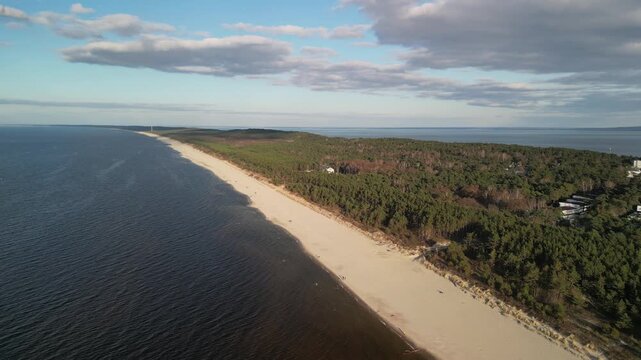 Krynica Morska - Polska - piękny słoneczny dzień miasteczko nagrane dronem, plażą, Zalew Wiślany, morze Bałtyckie, port, piękne widoki