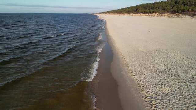 Krynica Morska - Polska - piękny słoneczny dzień miasteczko nagrane dronem, plażą, Zalew Wiślany, morze Bałtyckie, port, piękne widoki