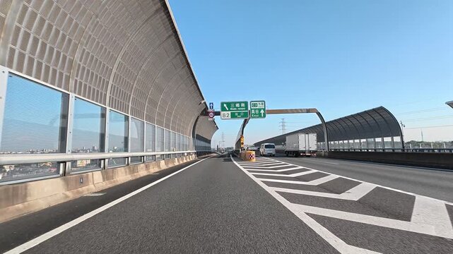 東京外環自動車道をドライブ　高速道路の出口