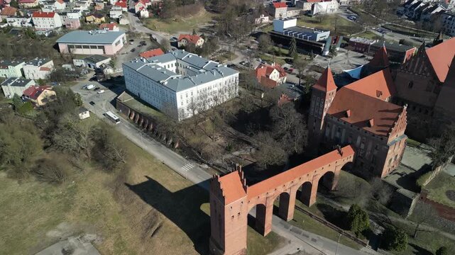 Kwidzyn - Polska - stare miasto z pięknym kościołem i zamkiem krzyżackim nagrane dronem w słoneczny dzień