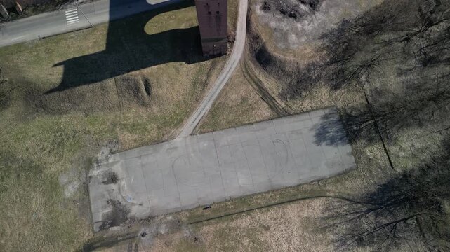 Kwidzyn - Polska - stare miasto z pięknym kościołem i zamkiem krzyżackim nagrane dronem w słoneczny dzień