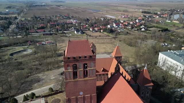 Kwidzyn - Polska - stare miasto z pięknym kościołem i zamkiem krzyżackim nagrane dronem w słoneczny dzień