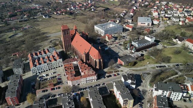 Kwidzyn - Polska - stare miasto z pięknym kościołem i zamkiem krzyżackim nagrane dronem w słoneczny dzień