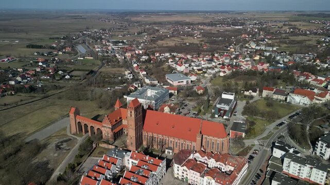 Kwidzyn - Polska - stare miasto z pięknym kościołem i zamkiem krzyżackim nagrane dronem w słoneczny dzień