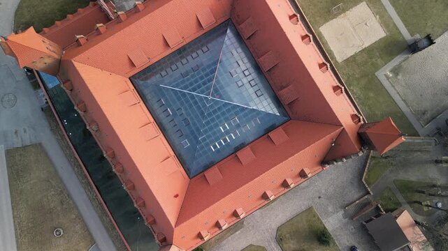 Gniew - Polska - stare miasto z pięknym kościołem i zamkiem krzyżackim nagrane dronem w słoneczny dzień