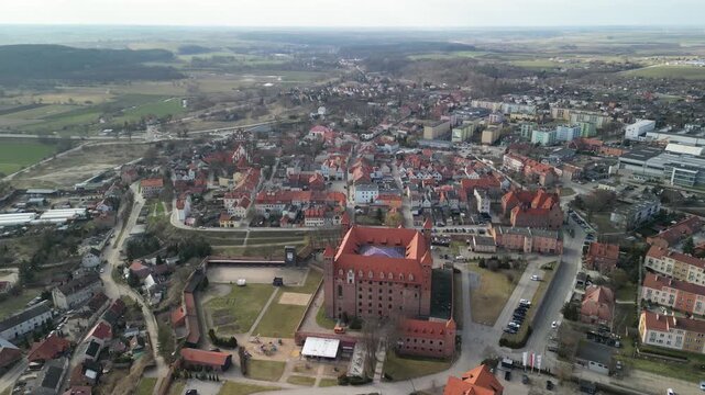 Gniew - Polska - stare miasto z pięknym kościołem i zamkiem krzyżackim nagrane dronem w słoneczny dzień