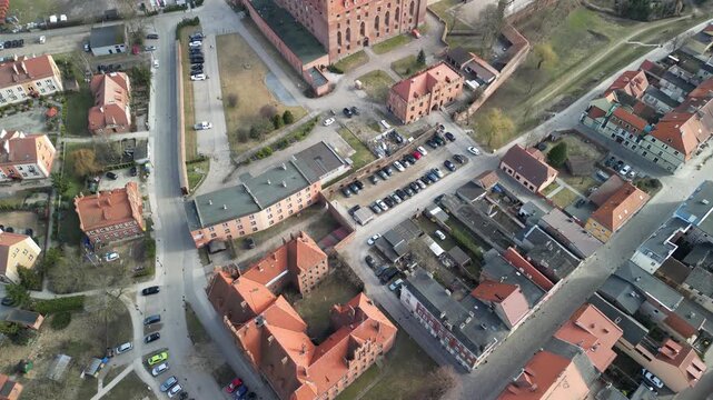 Gniew - Polska - stare miasto z pięknym kościołem i zamkiem krzyżackim nagrane dronem w słoneczny dzień