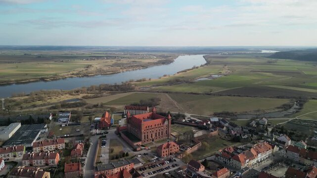 Gniew - Polska - stare miasto z pięknym kościołem i zamkiem krzyżackim nagrane dronem w słoneczny dzień