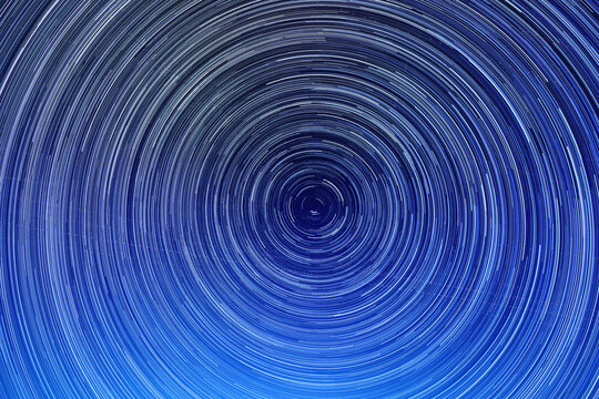 北極星と星の周回する星の軌跡　横位置