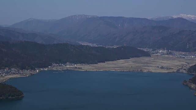 余呉湖畔を走るトワイライトエクスプレス瑞風 （北陸本線 木ノ本 - 余呉, 2026年3月）