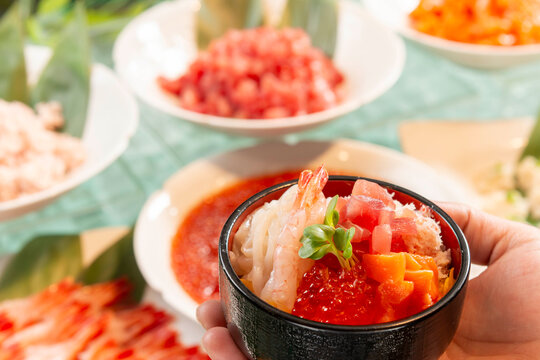 ぼかし背景の北海道海鮮丼・新鮮な海産物てんこ盛り
