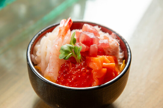 北海道海鮮丼・マグロ・サーモン・エビ・いくら・ホタテ盛り