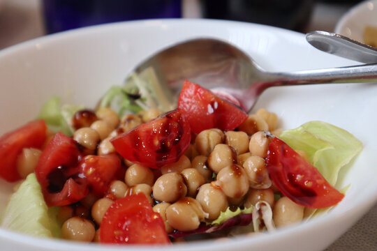 Insalata vegetariana di ceci con aceto balsamico