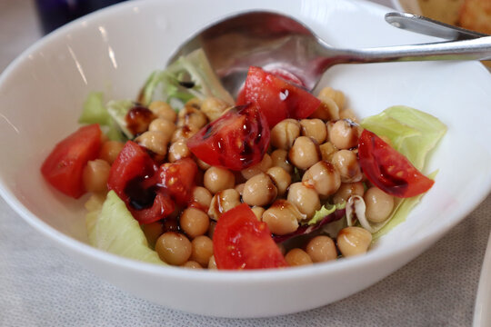Insalata vegetariana di ceci con aceto balsamico