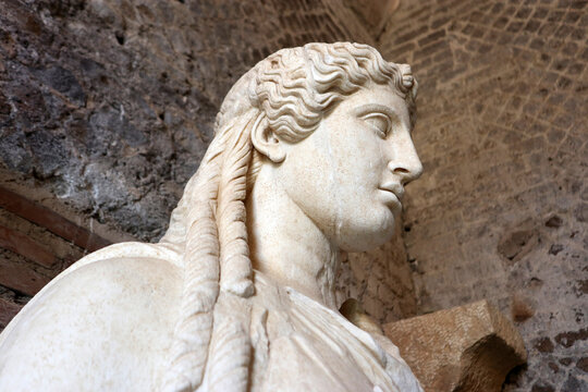 Testa di marmo di Atena Parthenos, Villa Adriana, Tivoli