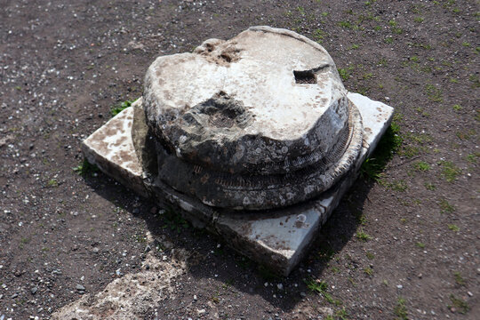 Base di una colonna romano greca rovinata dal tempo