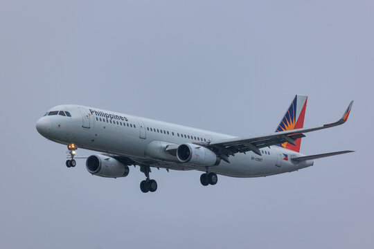 福岡市、日本 - 2022年6月5日: フィリピン航空 エアバスA321 RP-C9917の福岡空港への着陸アプローチ