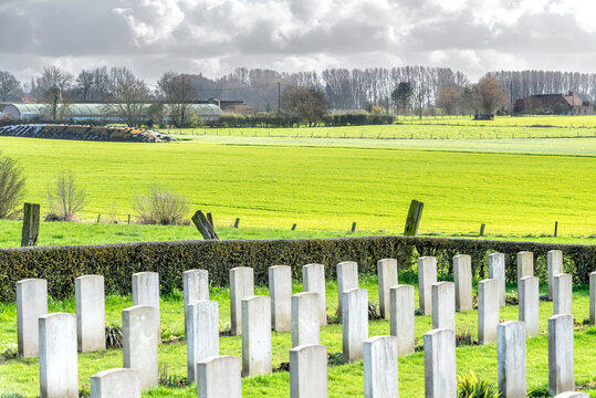 Campagne flamande vue depuis un cimeti&egrave;re militaire britannique &agrave; Godewaersvelde