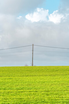 Poteau &eacute;l&eacute;ctrique au milieu des champs