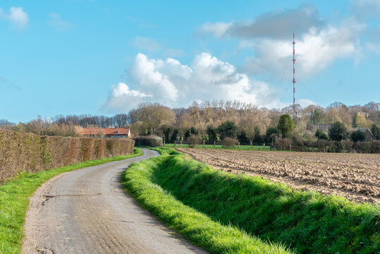 Route de campagne menant au Mont des Cats dans les Flandres fran&ccedil;aises