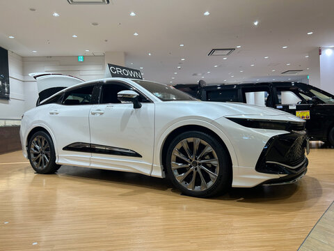 新型クロスオーバーセダン　ショールーム 電気自動車