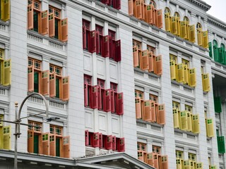 Naklejka premium Historic building facade showcasing colorful shutters and intricate architectural elements