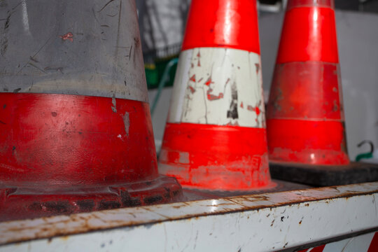 cốn de signalisation align&eacute;s dans un camion pour signaler des travaux sur la chauss&eacute;e
