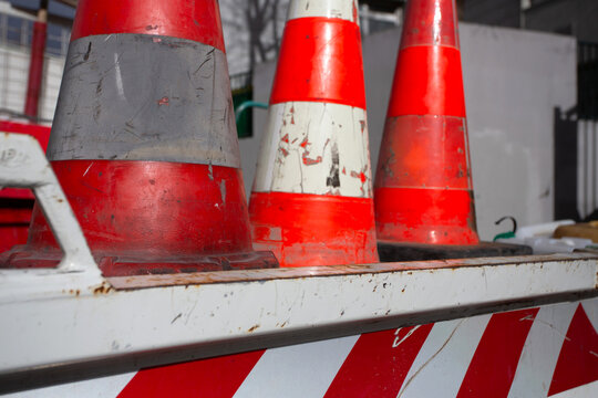 cốn de signalisation align&eacute;s dans un camion pour signaler des travaux sur la chauss&eacute;e