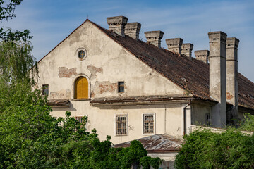 Fototapeta premium Large, old building with a lot of windows and a yellow door