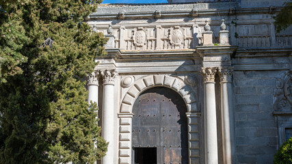 Fachada y portada de la capilla Mosen Rubi de estilo renacentista en la ciudad de Avila, España