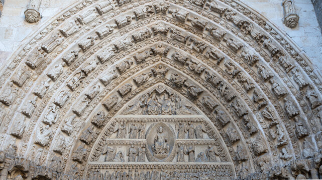 Detalle arco y t&iacute;mpano de la puerta de los ap&oacute;stoles siglo XIV de la catedral g&oacute;tica de Avila, Espa&ntilde;a
