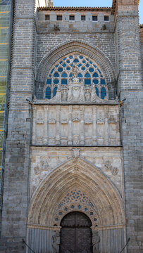 Fotograf&iacute;a vertical fachada y p&oacute;rtico occidental de la catedral g&oacute;tica siglo XII de Avila, Espa&ntilde;a