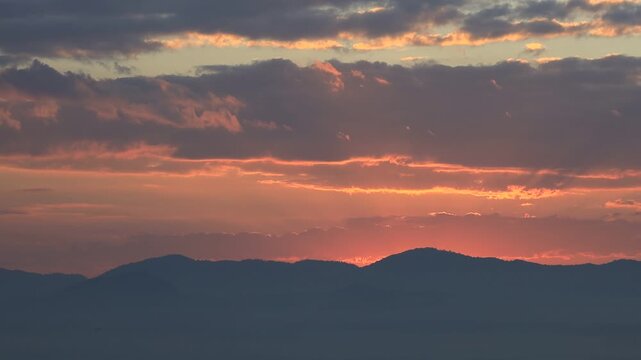 A variety of nature video backgrounds, including morning sunlight and evening sunsets over mountain ranges, from scenic viewpoints or nature trips in the forest.