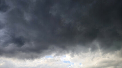 Obraz premium The dark sky with heavy clouds converging and a violent stormy rain.