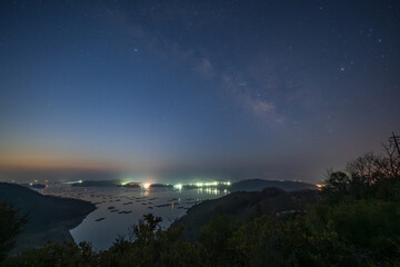 Fototapeta premium 日本の岡山県瀬戸内市の迫り門の曙の海に浮かぶ美しい風景