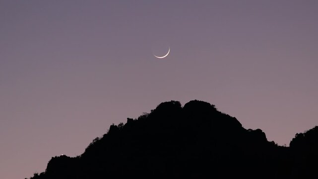 A variety of nature video backgrounds, including morning sunlight and evening sunsets over mountain ranges, from scenic viewpoints or nature trips in the forest.