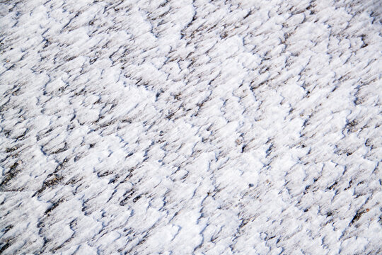 Windgeformte Schneestrukturen als abstrakter Winterhintergrund in norwegischer Natur mit minimalistischem Reisecharakter