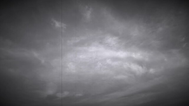 どんよりとした曇り空が広がるモノクロ動画