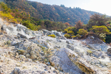 Fototapeta premium 日本の風景・秋 長崎 紅葉の雲仙温泉 地獄めぐり