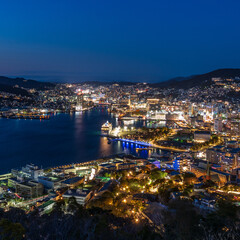Obraz premium Magical hour night view of Nagasaki city and harbor from Mt. Nabekanmuri Park.